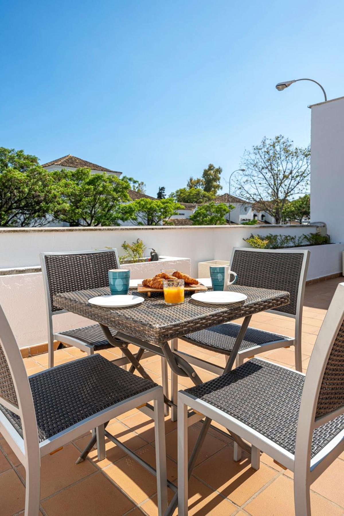 Great 3 Bedroom With Terrace In Golden Mile Marbella